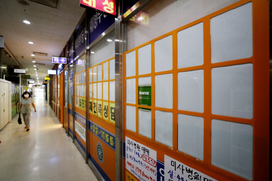 '임대차 3법'이 국회 상임위원회를 통과한 29일 서울 송파구의 한 상가 부동산중개업소 매물 정보란이 비어있다.  연합뉴스